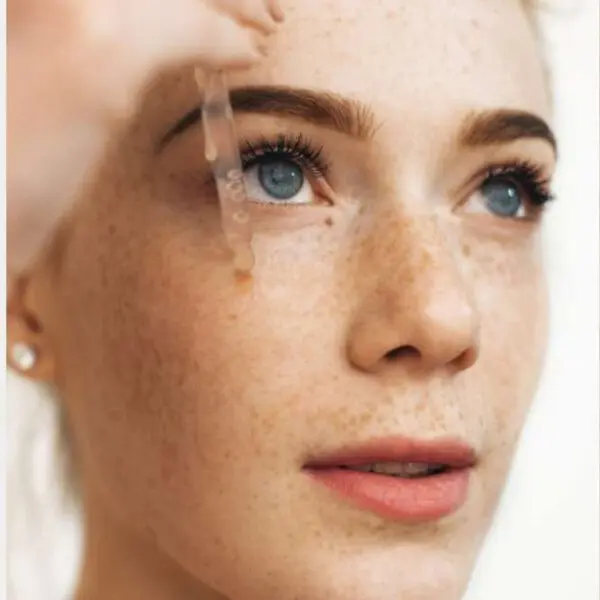 Frau trägt Bio CBD Lifting Serum unter dem Auge auf